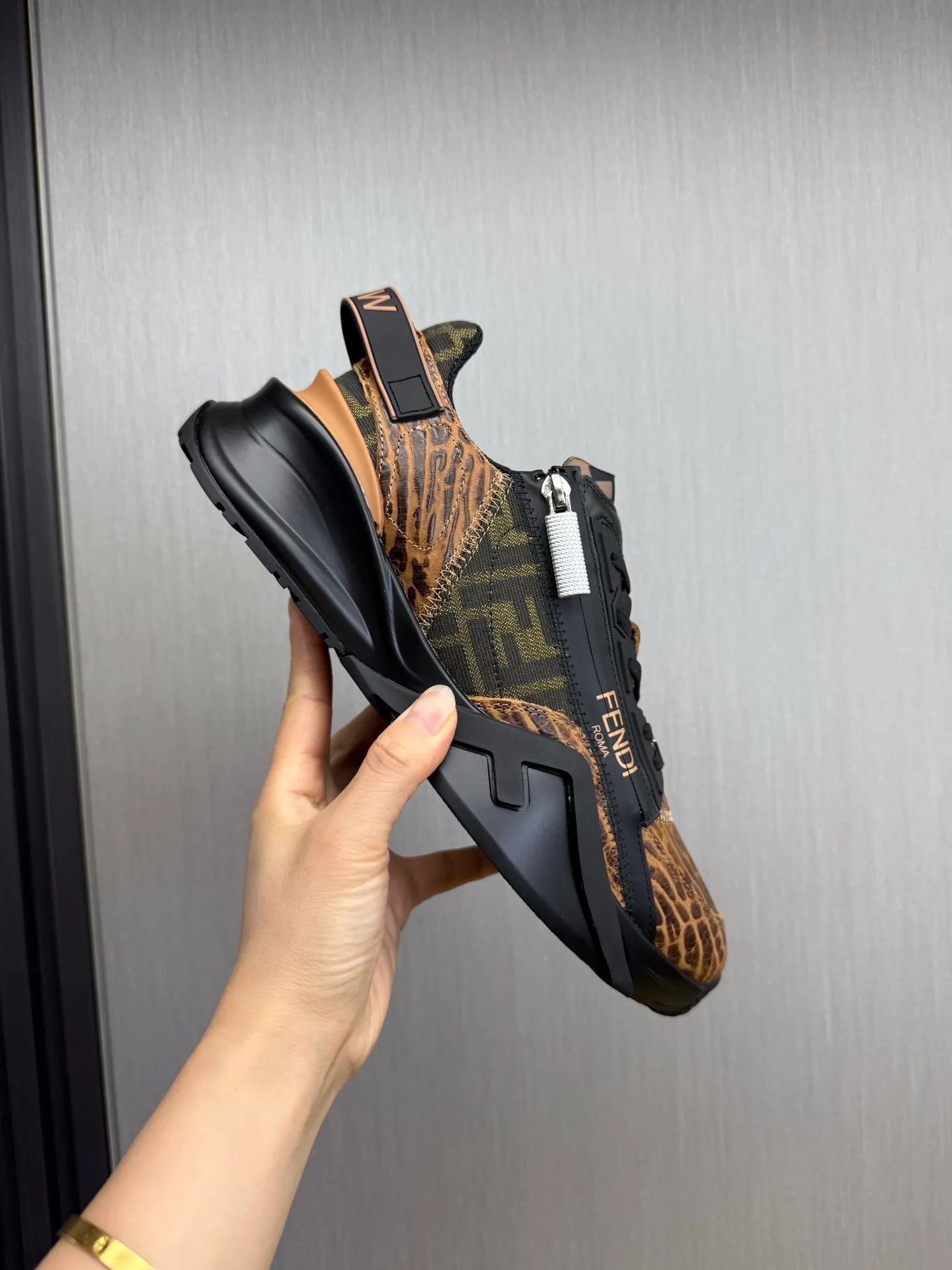 Men's men's shoes 💰620💰 Fendi [Fendi] hot style is on the market 🔥Fashionable casual men's shoes 🔱 Made of original brand fly-knit fabric. Original cowhide + breathable mesh lining + sheepskin feet, perfect shape, top quality, you deserve it 🔜Original rubber outsole, ultra-light, non-slip and wear-resistant 👣 Standard size 38-44